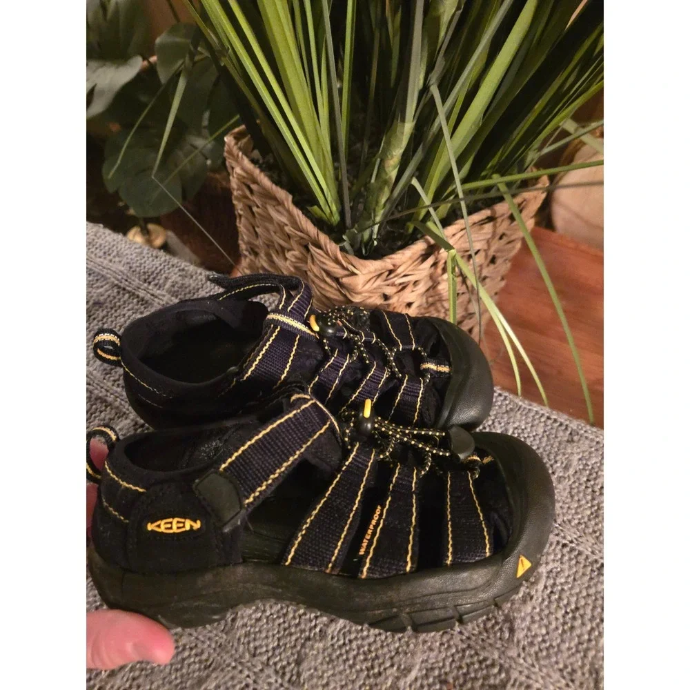 KEEN -Newport H2 Kids Waterproof Sandals Black Yellow Sport Hiking Shoes Size 5